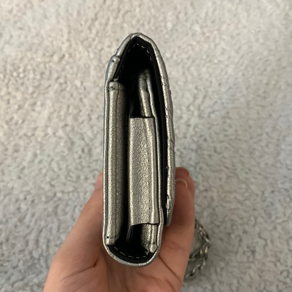 Guess Silver / Grey Leather Chevron Wristlet - Picture 10 of 17